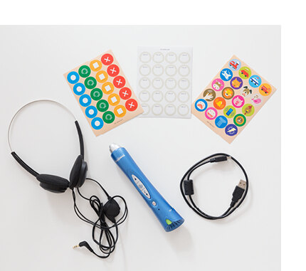 Ein Headset, ein USB-Kabel, ein Plastestift und kleine, runde Aufkleber liegen nebeneinander. 