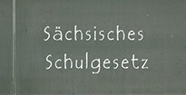Grafik mit dem Schriftzug "Sächsische Schulgesetze"