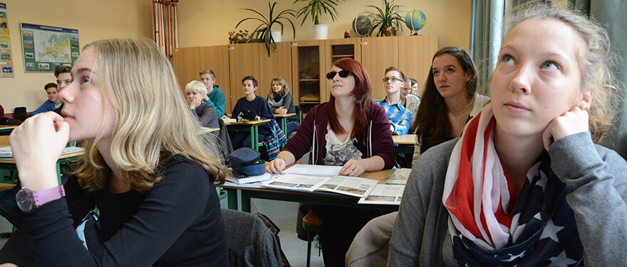 Mädchen an einer Schulbank