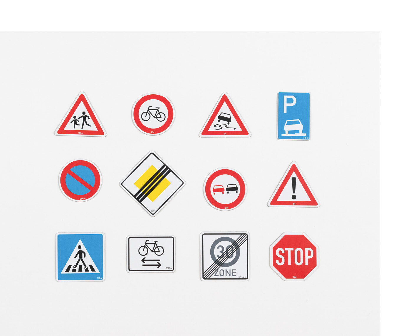 Zwölf verschiedenen deutsche Verkehrszeichen geordnet nebeneinander. 