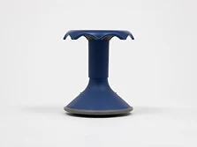 Ein dunkelblauer Hocker mit einer konvexen Standfläche.